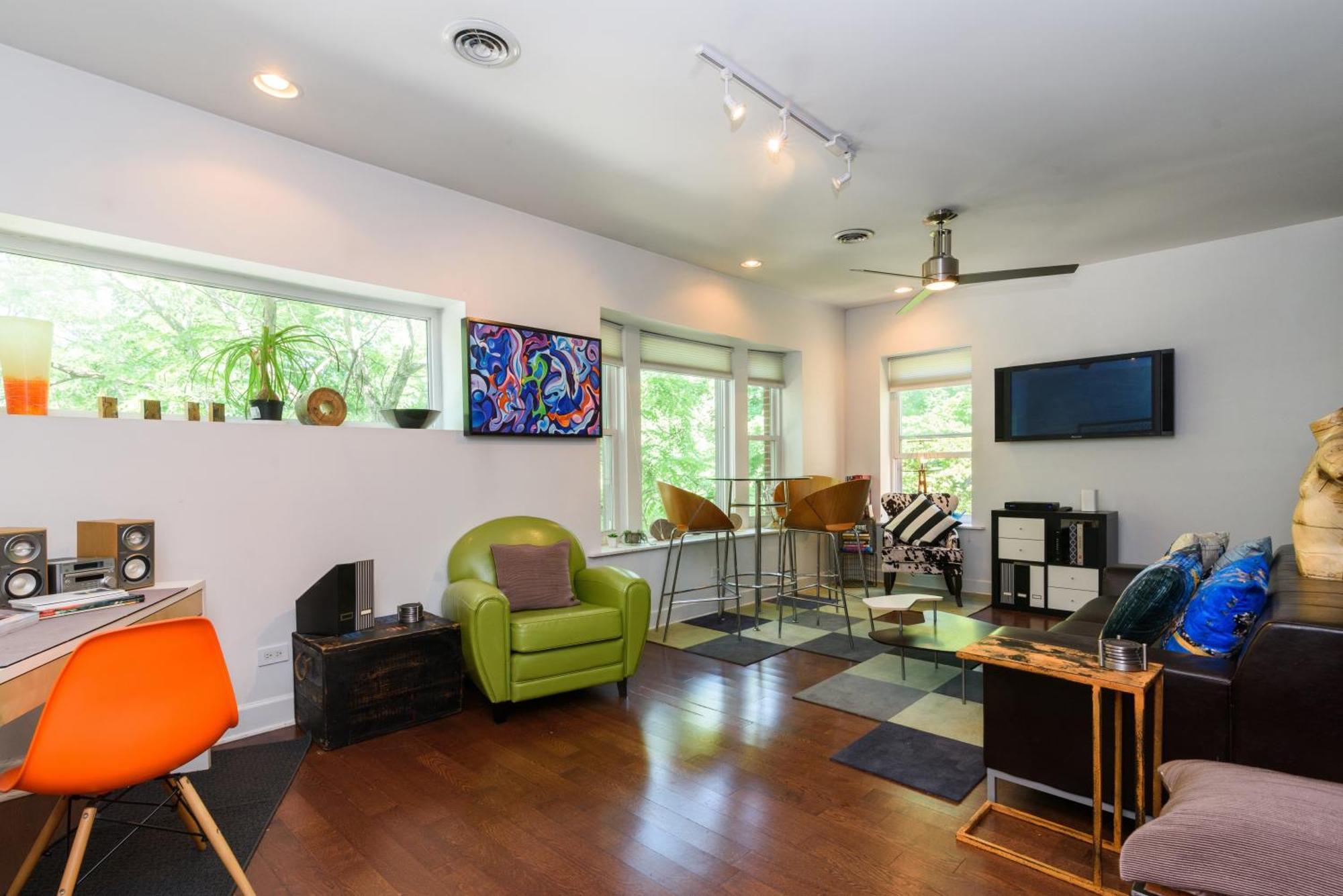 House 5863- Chicago's Premier Bed and breakfast