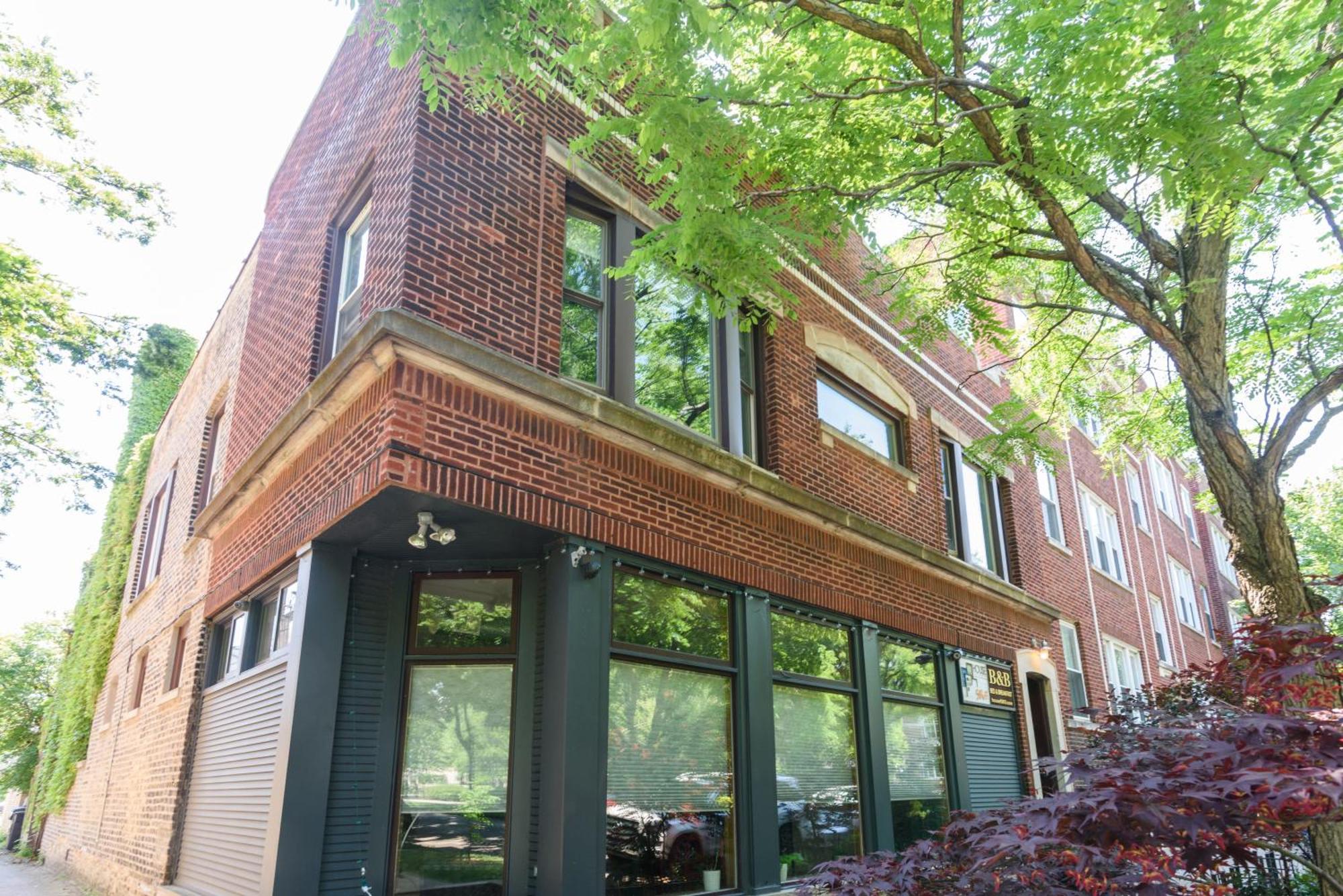 Bed and breakfast House 5863- Chicago's Premier Chicago