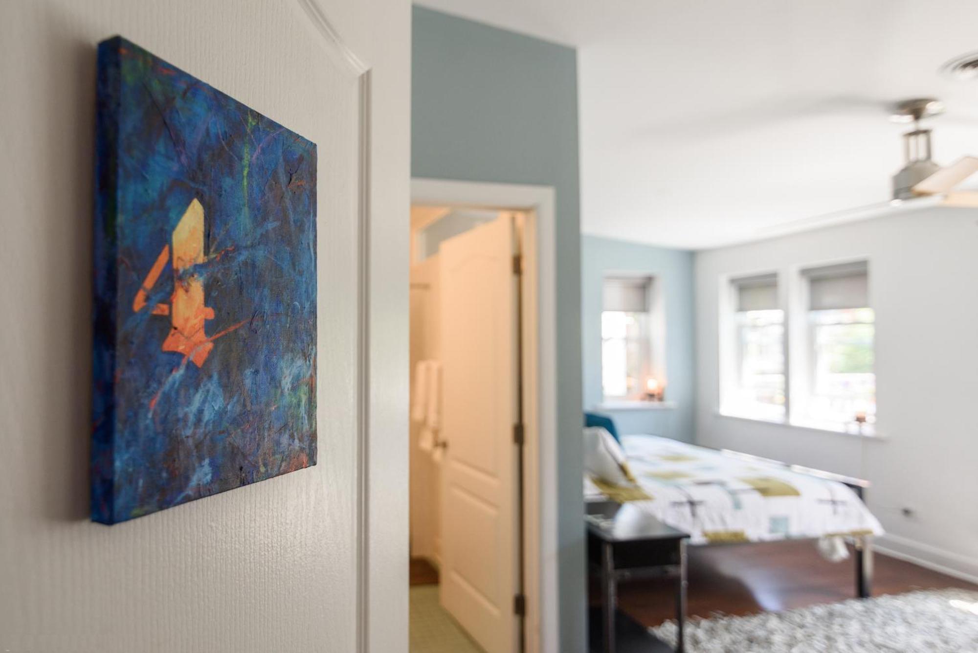 House 5863- Chicago's Premier Bed and breakfast
