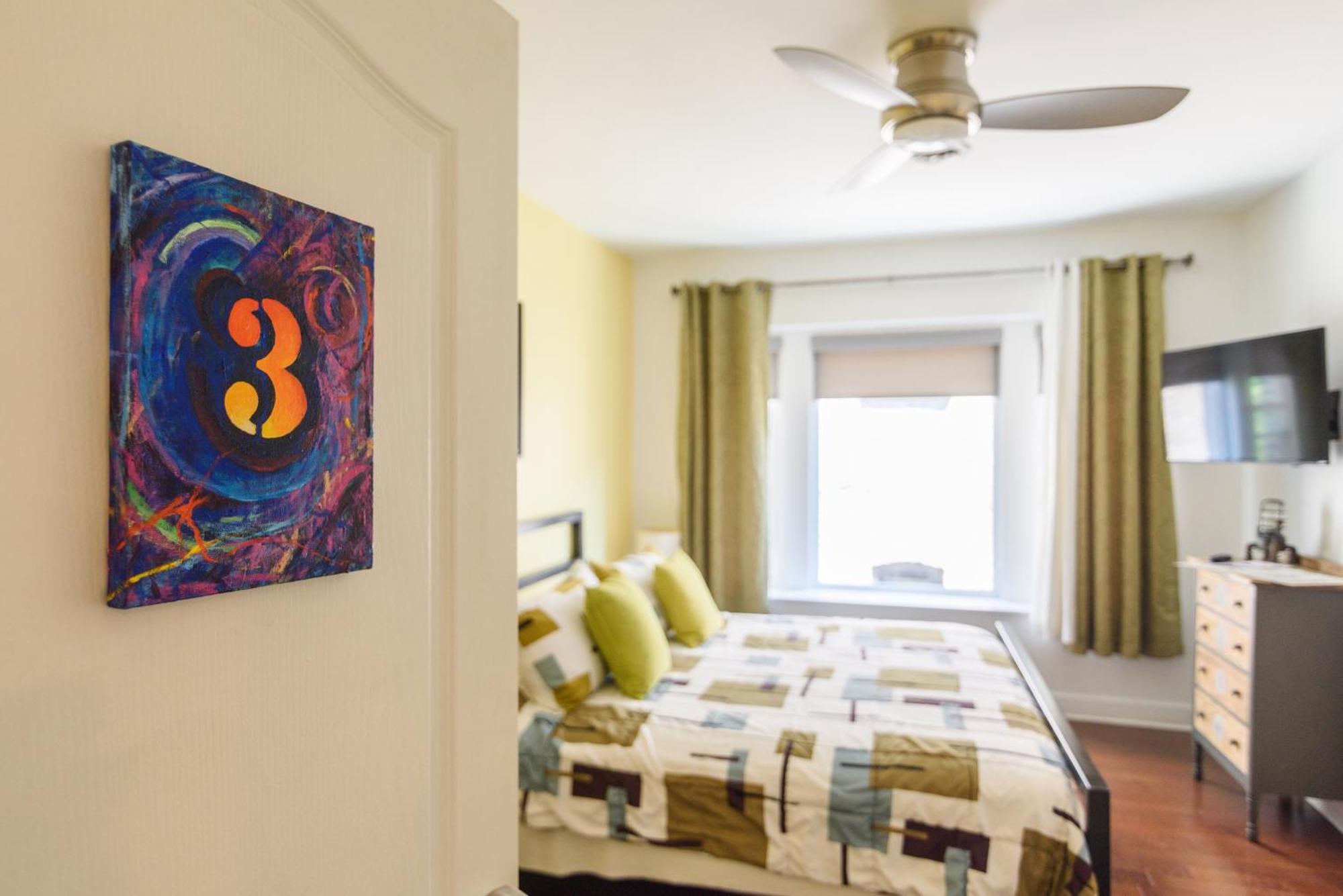 House 5863- Chicago's Premier Bed and breakfast