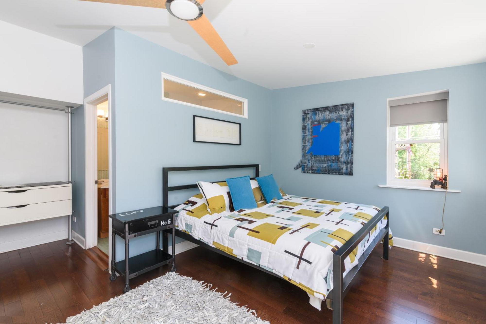 House 5863- Chicago's Premier Bed and breakfast Chicago