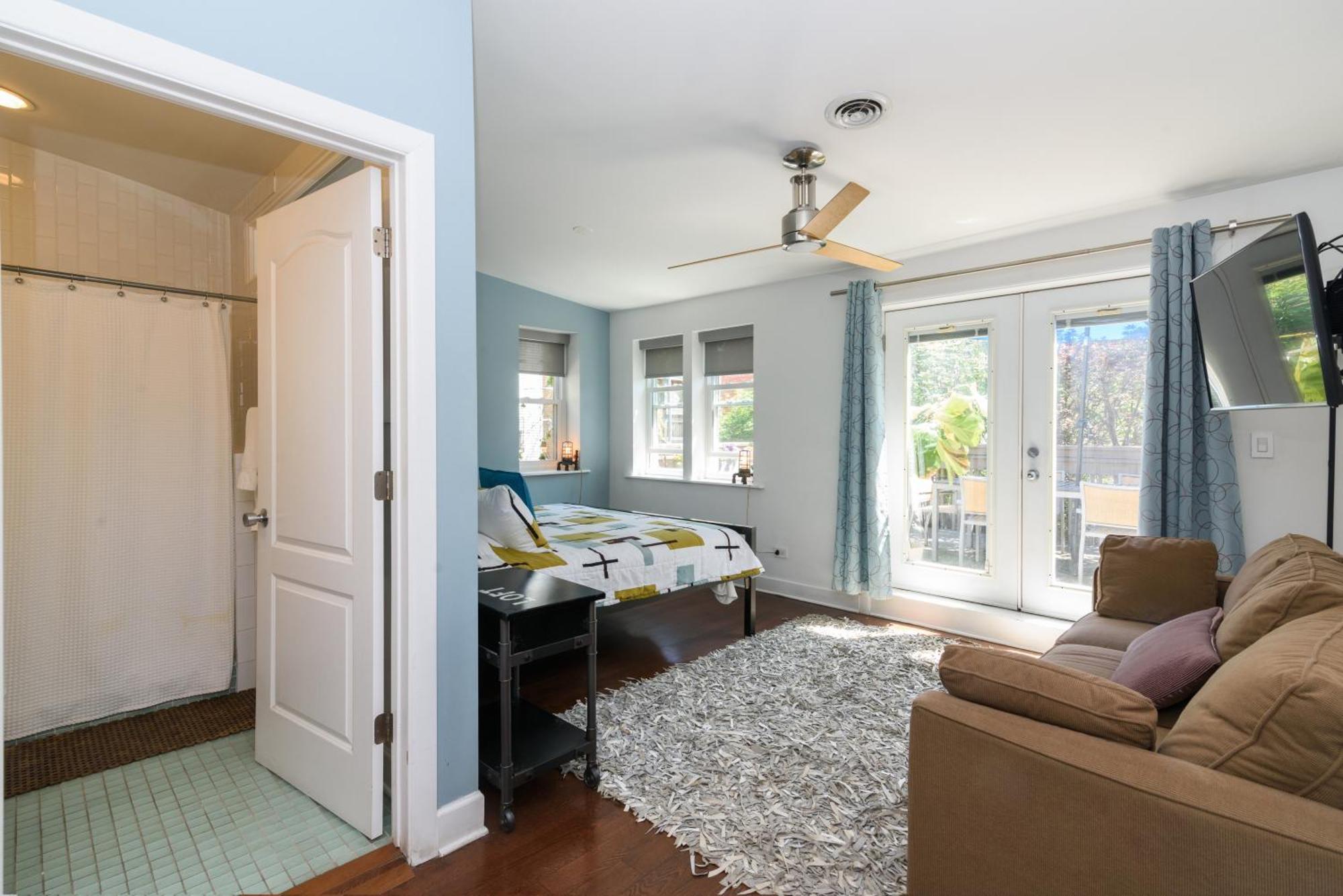 Bed and breakfast House 5863- Chicago's Premier