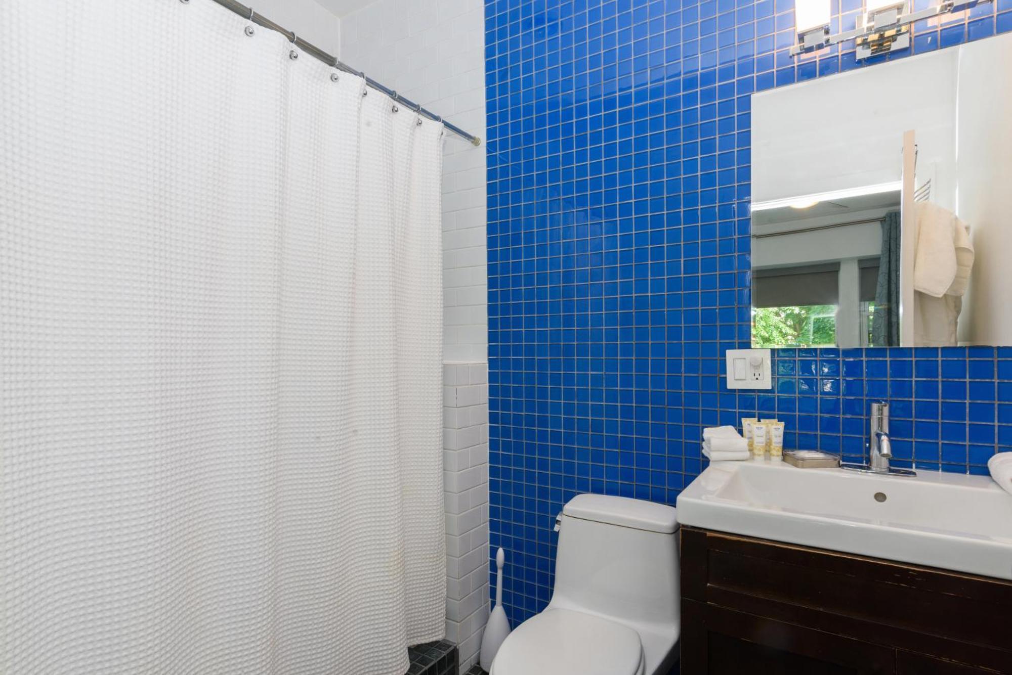 House 5863- Chicago's Premier Bed and breakfast 4*