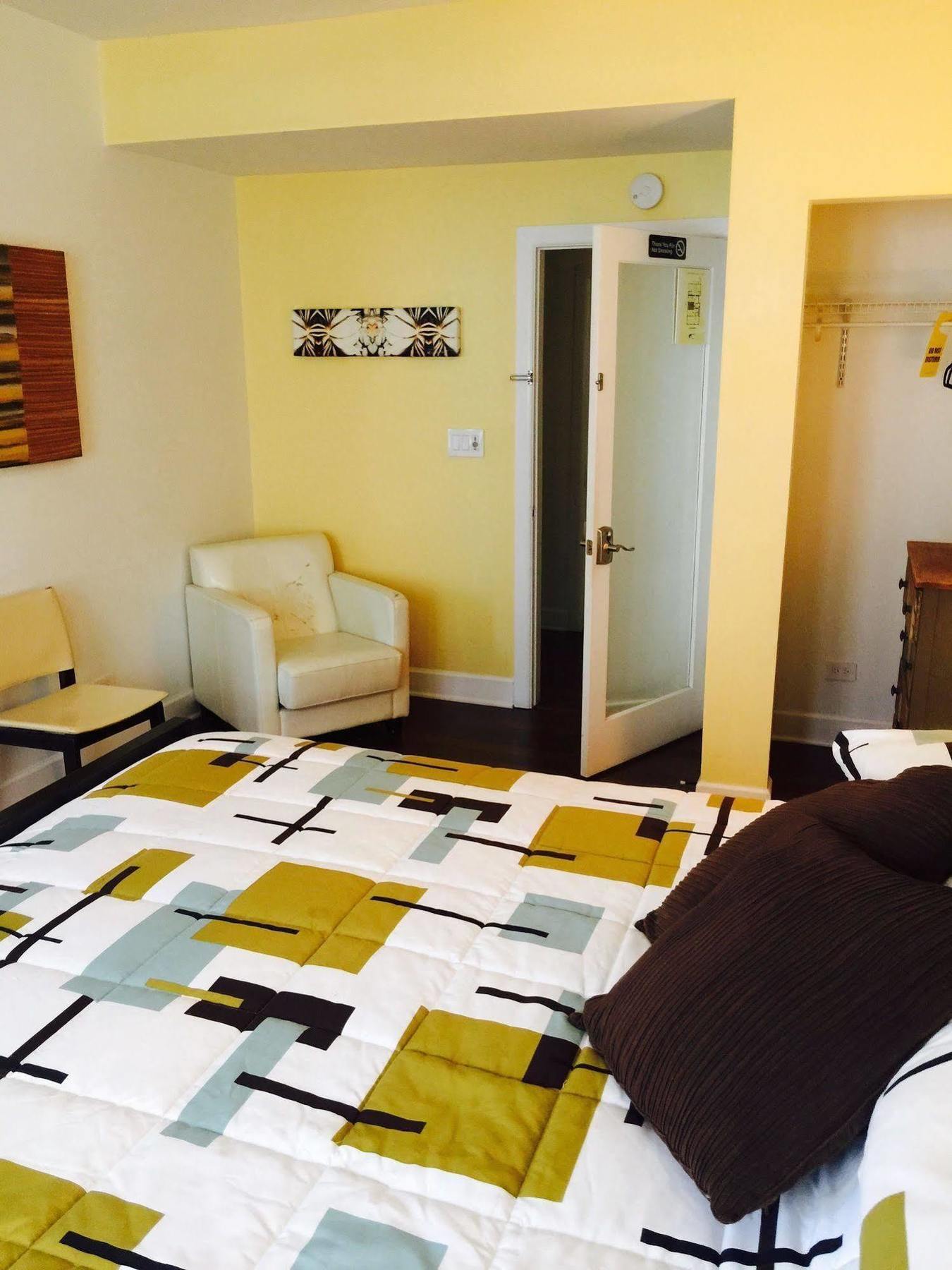 House 5863- Chicago's Premier Bed and breakfast